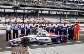 Zachary con el monoplaza de Fittipaldi con el que correrá la Indy 500.