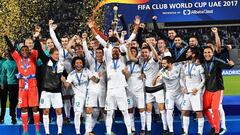 Abu Dhabi (United Arab Emirates), 16/12/2017.- Real Madrid&#039;s captain Sergio Ramos (C) lifts the trophy as his teammates celebrate after the FIFA Club World Cup final between Real Madrid and Gremio Porto Alegre in Abu Dhabi, United Arab Emirates, 16 December 2017. Real Madrid won 1-0. (Mundial de F&uacute;tbol, Emiratos &Aacute;rabes Unidos) EFE/EPA/MARTIN DOKOUPIL