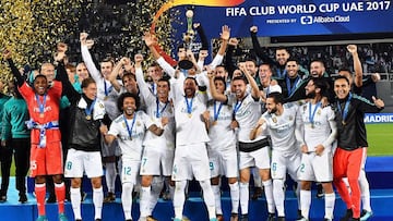 Abu Dhabi (United Arab Emirates), 16/12/2017.- Real Madrid's captain Sergio Ramos (C) lifts the trophy as his teammates celebrate after the FIFA Club World Cup final between Real Madrid and Gremio Porto Alegre in Abu Dhabi, United Arab Emirates, 16 December 2017. Real Madrid won 1-0. (Mundial de Fútbol, Emiratos Árabes Unidos) EFE/EPA/MARTIN DOKOUPIL