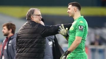 Soccer Football - Premier League - Leeds United v Aston Villa - Elland Road, Leeds, Britain - February 27, 2021 Leeds United manager Marcelo Bielsa and Aston Villa&#039;s Emiliano Martinez before the match Pool via REUTERS/Tim Goode EDITORIAL USE ONLY. No