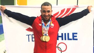 Méndez posando sus medallas.
