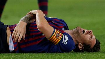 Messi se duele del codo momentos despu&eacute;s de lesionarse ante el Sevilla. 