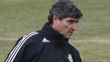 <b>OPTIMISTAS.</b> El técnico del Real Madrid, Juande Ramos, sigue confiando en "rebajar la ventaja de dos dígitos a uno" con respecto al FC Barcelona, y espera "poder disminuir distancias poco a poco" para que "sientan la presión".