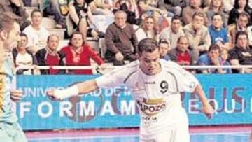 <b>DERBY. </b>Vinicius, de ElPozo, dispara ante Torras, del Polaris, en un enfrentamiento de esta temporada.