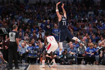 Doncic saltando frente a Isaac Bonga.