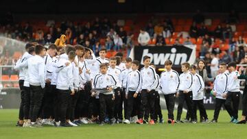 Los jóvenes jugadores de la escuela Benferri-Oleza en Mestalla.