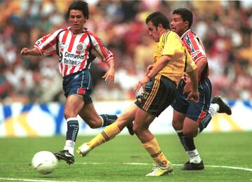 El defensor mexicano Claudio Suarez(I) del Guadalajara,pelea por el balon con Cuauhtemoc Blanco (D) del America,durante el juego de cuartos de final del torneo de invierno del futbol mexicano,Guadalajara y America empataron 0-0.