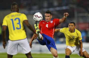 Mauricio Isla recuperó su nivel y fue uno de los puntos altos de Chile ante Ecuador.