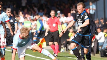 GRAF9638. PONTEVEDRA, 05/05/2018.- El centrocampista danés del Celta de Vigo, Daniel Wass (i), disputa el balón con el centrocampista danés del Deportivo la Coruña, Michael Krohn Dehli, durante el partido jugado esta tarde en e