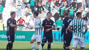 Guardiola saluda a un adversario al final del partido contra el Eibar