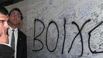 <b>MURO MANCHADO</B>. Laporta observa una pintada de los Boixos Nois en el muro por la paz del Barça.