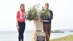Janire Gonzalez-Etxabarri y Yago Dominguez con flores en la tumba de Peter Gulley, pionero del surf en la playa de Tapia de Casariego (Asturias, Espa&ntilde;a), el domingo 9 de abril del 2023. 