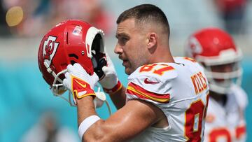 JACKSONVILLE, FLORIDA - SEPTEMBER 17: Travis Kelce #87 of the Kansas City Chiefs warms up before the game against the Jacksonville Jaguars at TIAA Bank Field on September 17, 2023 in Jacksonville, Florida. Mike Carlson/Getty Images/AFP (Photo by Mike Carlson / GETTY IMAGES NORTH AMERICA / Getty Images via AFP)