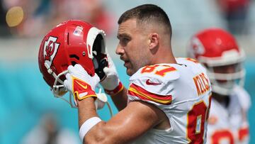 JACKSONVILLE, FLORIDA - SEPTEMBER 17: Travis Kelce #87 of the Kansas City Chiefs warms up before the game against the Jacksonville Jaguars at TIAA Bank Field on September 17, 2023 in Jacksonville, Florida.   Mike Carlson/Getty Images/AFP (Photo by Mike Carlson / GETTY IMAGES NORTH AMERICA / Getty Images via AFP)