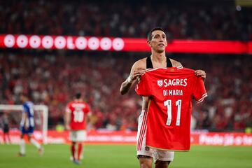 Lisbon (Portugal), 29/09/2023.- Benfica's Angel Di Maria celebrates after scoring the 1-0 goal during the Portuguese First League soccer match between Benfica CP and FC Porto, in Lisbon, Portugal, 29 September 2023. (Lisboa) EFE/EPA/JOSE SENA GOULAO
