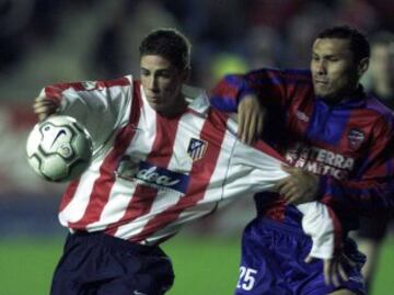 Torres en un Levante-Atlético del 7 de febrero de 2002.
