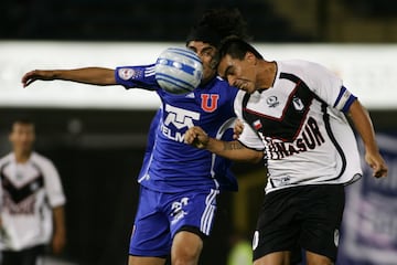 Esteban Paredes cumple 37 años de edad. En su carrera profesional ha jugado en Santiago Morning, Puerto Montt, Pachuca Junior de México, Cobreloa, Colo Colo, Atlante y Querétaro de Mexico. En la selección chilena participa regularmente desde 2006.