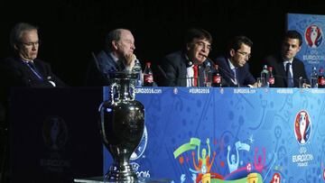 652544107. Paris (France), 08/07/2016.- In this handout image provided by UEFA, (L-R) Giorgio Marchetti, UEFA Director of Competitions, Jacques Lambert, EURO 2016 SAS President, Theodore Theodoridis, interim UEFA General Secretary, Martin Kallen, CEO of UEFA Events SA, and Pedro Pinto, UEFA Chief of Communications attend the UEFA Euro 2016 closing press conference at Stade de France in Saint Denis, France, 08 July 2016. (Francia) EFE/EPA/UEFA (Handout photo provided by UEFA. Only editorial use relating to the event described is permitted. Photo may be distributed to third parties to use for the same purpose provided that no charge is made) HANDOUT EDITORIAL USE ONLY/NO SALES/NO ARCHIVES