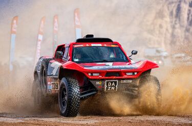 El catalán fue una de las incorporaciones más sonadas del último Dakar. Después de haber sido un nombre destacado del Mundial de motociclismo con dos victorias, 24 podios y tres poles en sus 15 temporadas (desde 1993 en 125cc a 2007 en MotoGP, donde volvería en 2010 durante dos carreras) y sobre todo en Superbike, donde fue campeón en 2011, se decidió a dar el salto al desierto once años después de su retirada. Compitió en la categoría principal de coches con un buggy de MD Sport con el que tuvo un accidente que le apartó de la clasificación, pero hizo buenas etapas (cerca del Top 20).