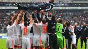 Los jugadores del Bayern mantean a Jupp Heynckes tras el t&iacute;tulo conseguido en Frankfurt. 