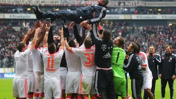 Los jugadores del Bayern mantean a Jupp Heynckes tras el título conseguido en Frankfurt.