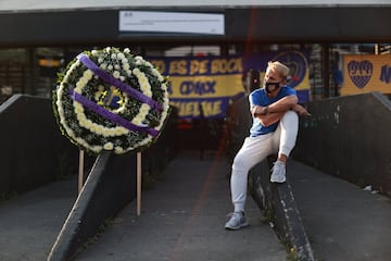 Una corona de flores a la entrada del Estadio Azteca en Ciudad de México. En este estadio Maradona des lumbró al mundo en el Mundial de 1986.