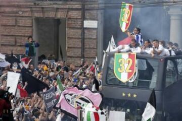 La Juventus se consagró campeón de la temporada 2014-15 al vencer por 0-1 a la Sampdoria. Los 'bianconneri' se adjudicaban así su trigésimo segundo Scudetto y el cuarto consecutivo. En la imagen los jugadores celebran en el autobús junto a la afición el título liguero en la Plaza Castello de Turín.