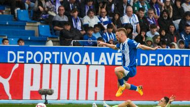 VITORIA (ÁLAVA), 06/10/2024.- El centrocampista del Deportivo Alavés Carlos Vicente (i) y el centrocampista del FC Barcelona Marc Casado durante el partido de la novena jornada de Liga que Alavés y Barcelona disputan esta tarde en el estadio de Mendizorrotza de Vitoria. EFE/Adrián Ruiz de Hierro