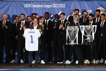 El alcalde de Madrid, José Luis Martínez Almeida, muestra la camiseta del Real Madrid que le ha entregado el capitán del equipo Marcelo.