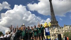La Conmenbol celebra el triunfo con Ettie en la Torre Eiffel.