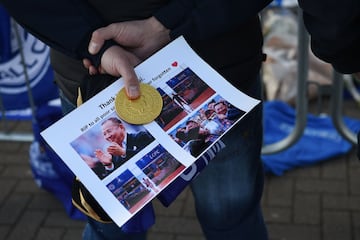 Cientos de seguidores del Leicester City se han congregado en los alrededores del King power Stadium para dar el último adiós al presidente del club, Vichai Srivaddhanaprabha.