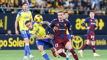 Arbilla y Roger Martí en una disputa el pasado lunes en el encuentro que enfrentaba al Cádiz y al Eibar en el Nuevo Mirandilla.