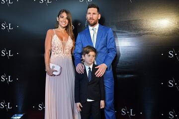 Lionel Messi posando con Antonella Roccuzzo y su hijo Thiago. 