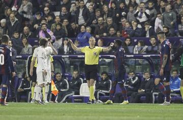 El árbitro Iglesias Villanueva, tras visualizar la jugada desde el VAR, pita penalti a favor del Real Madrid.  