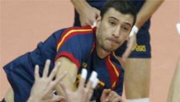 <b>INAMOVIBLE.</b>España con su equipo base prácticamente inamovible, siguió a lo suyo, al bloqueo-defensa al límite y, en ataque, a buscar la lentitud de los altísimos centrales.