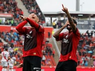 PALMA, 12/04/2026.- El jugador del Real Mallorca Vedat Muriqi (i), celebra su gol contra el Rayo Vallecano, durante el partido de la jornada 31 de LaLiga EA Sports entre el Real Mallorca y el Rayo Vallecano, este domingo en el Estadi Mallorca Son Moix.- EFE/ Cati Cladera