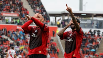 PALMA, 12/04/2026.- El jugador del Real Mallorca Vedat Muriqi (i), celebra su gol contra el Rayo Vallecano, durante el partido de la jornada 31 de LaLiga EA Sports entre el Real Mallorca y el Rayo Vallecano, este domingo en el Estadi Mallorca Son Moix.- EFE/ Cati Cladera
