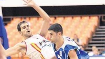 Calderón es derribado en un dribling defensivo