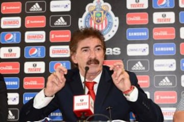 Ricardo La Volpe llegó a Chivas en el Clausura 2014. Comenzó a trabajar para el Apertura 2014, pero fue cesado por el caso de la podóloga.
