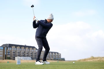 Ruud Gullit hace un swing en St. Andrews.