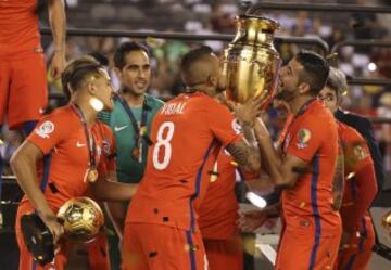 Arturo Vidal (c-i) de Chile besa el trofeo de la Copa América Centenario.