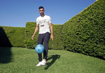 Javier Pastore da toques al balón en el jardín de su casa.