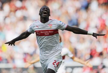 El defensor alemán del club blanco se formó en cantera del Borussia Dortmund. En la temporada 2011-12 recaló en el filial del Stuttgart. Debutó con el primer equipo de Die Roten frente al Borussia Mönchengladbach en esa misma temporada.