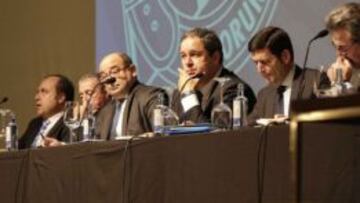 El Consejo de administración del Deportivo, reunido para analizar los hechos ocurridos en Madrid.