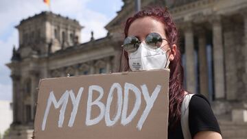 BERLÍN, ALEMANIA - 15 DE MAYO: Activistas pro-aborto exigen la abolición del aborto frente al Reichstag el 15 de mayo de 2021 en Berlín, Alemania.