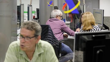 Varias personas son atendidas en la Agencia Tributaria para presentar la declaración de la renta correspondiente al ejercicio de 2022, en la Administración de Hacienda de Montalbán, a 1 de junio de 2023, en Madrid (España). Desde hoy la Agencia Tributaria asiste a los ciudadanos en sus oficinas para la confección y presentación de los documentos. El plazo de presentación de declaraciones finaliza el 30 de junio y las solicitudes de cita previa, tanto para la atención telefónica como presencial, finaliza el 29 de junio. En total, la Agencia Tributaria prevé ingresar 16.448 millones de euros, un 5,6% más respecto al ejercicio anterior, mientras que el importe a devolver caerá un 2,4%, hasta los 9.946 millones.
01 JUNIO 2023;RENTA;DECLARACIÓN RENTA;RENTA 2022;HACIENDA;IMPUESTOS;AGENCIA TRIBUTARIA;
Carlos Luján / Europa Press
(Foto de ARCHIVO)
01/6/2023