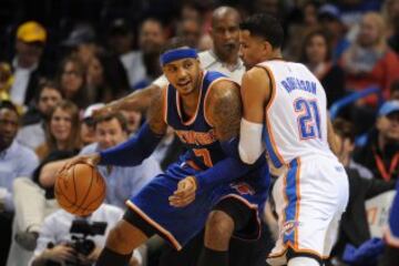 Carmelo Anthony y Andre Roberson.