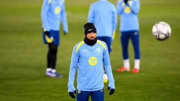 Raphinha, entrenándose en Praga.