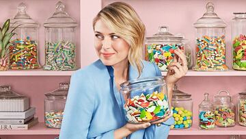 La tenista Maria Sharapova posa con un bote de chucherías de su marca de golosinas Sugarpova. La tenista rusa recuperará su cargo de embajadora de buena voluntad de la ONU cuando termine su sanción por dopaje el próximo mes de abril.