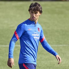 João, sobre el césped